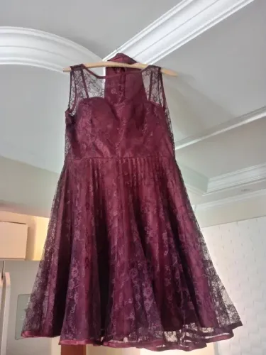 Vestido festa de renda na cor marsala para festa