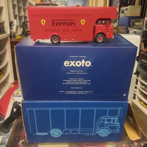 Miniatura 1.43 Race Car Transporter Ferrari Exodo