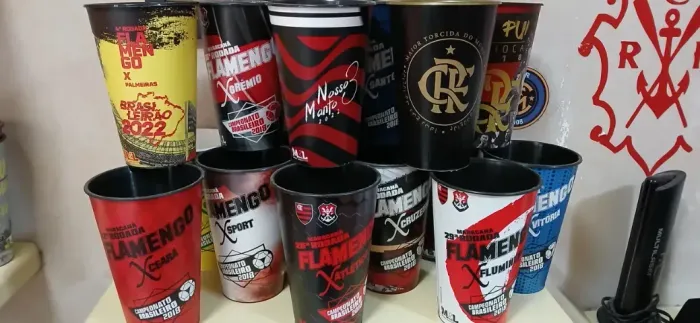 Copos oficiais de jogos e comemorativos do Flamengo.