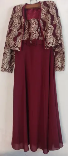 Lindo Vestido de Festa Bordo com Detalhes Dourados