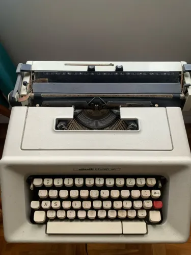 Máquina de Escrever Olivetti Studio 46 - Clássico em Perfeito Estado