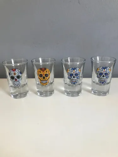 Kit Com 4 Copinhos Shot Dose Caveiras Mexicanas Transparente