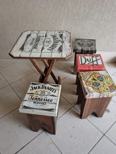 Kit em madeira mesa e banquinhos Jack Daniels