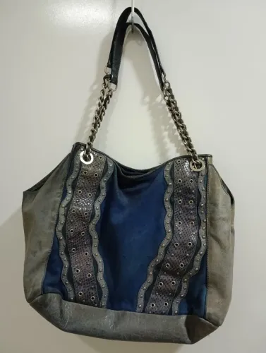Bolsa de Ombro Elegante com Detalhes em Metal