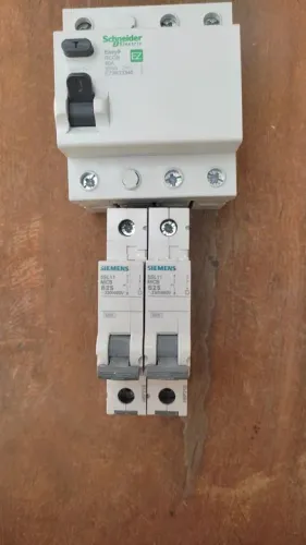 Disjuntor Schneider Easy9 1P 10A + Disjuntores Siemens 1P 825 230/400V