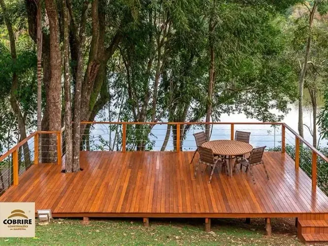 Deck em geral e painéis em madeiras