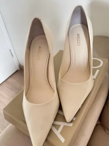Scarpin Arezzo salto alto tamanho 37 off white 