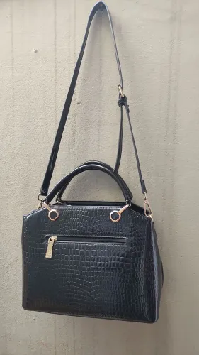 Bolsa preta elegante com detalhes dourados