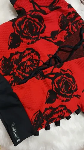 Blusa vermelha com rosas preta curta.