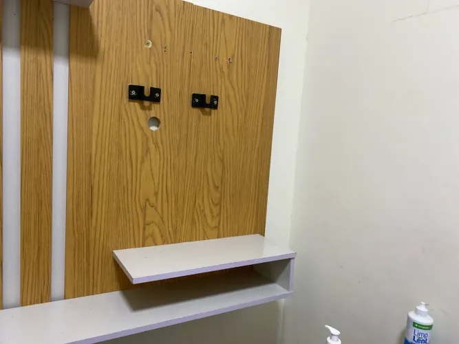 Painel de TV com prateleiras e suporte para fixação