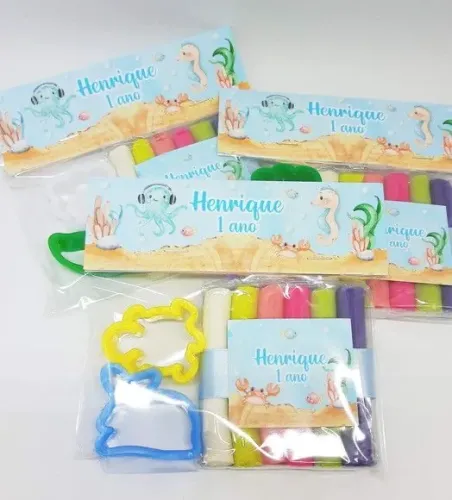 Lembrancinhas personalizadas ?convites, centro de mesa, tubetes, adesivos, cofres?