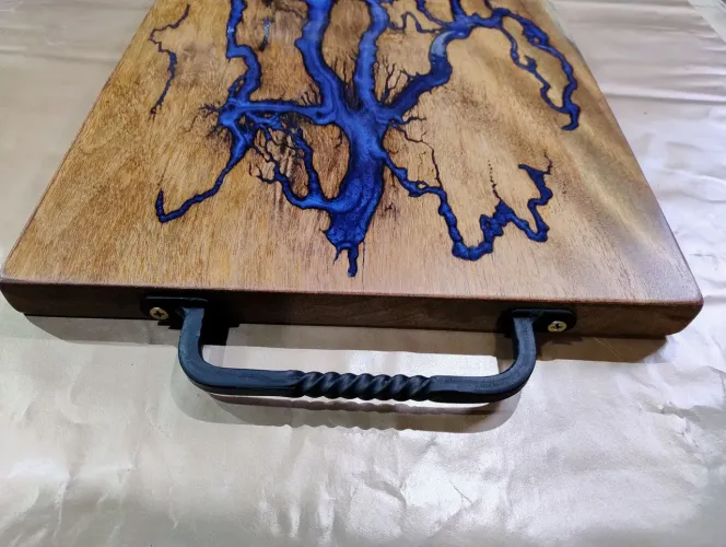 Tábua de frios / carne com detalhes em resina azul
