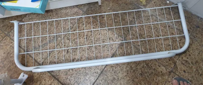Arara de parede com grade semi usada 