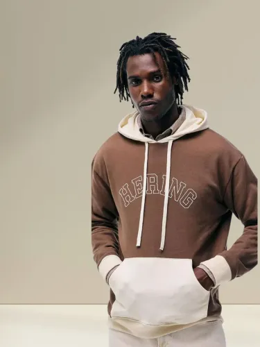 Moletom Hering com capuz nas cores marrom e bege claro 