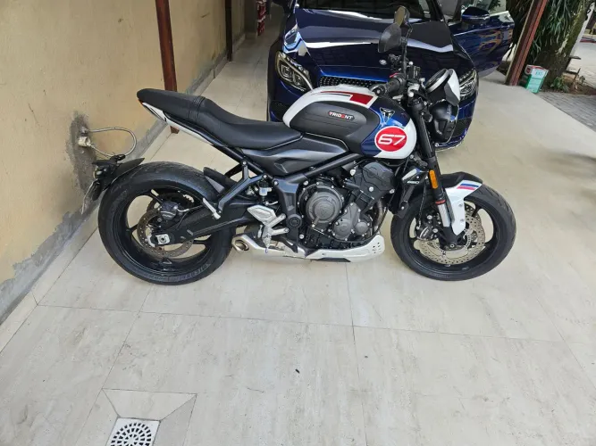 TRIUMPH TRIDENT 660 TRIPLE TRIBUTE EDITION