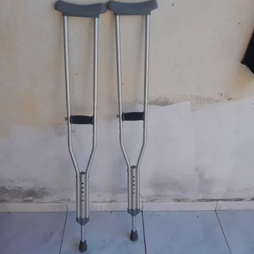 Par de muletas reguláveis