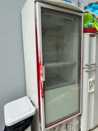 Geladeira expositora usada