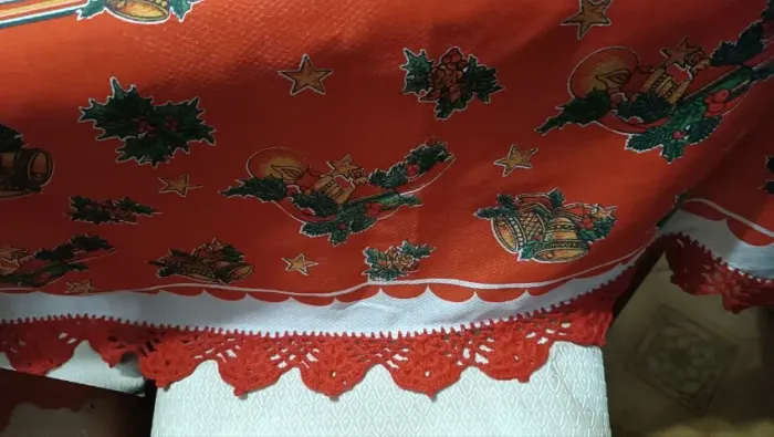 Toalha Tema de Natal Ceia com borda em Crochê Retangular 6 Lugares Sinos e Velas (Bangu)