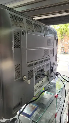 TV grande 40 polegadas modelo escasso raro ( para conserto ou retirada de peças )