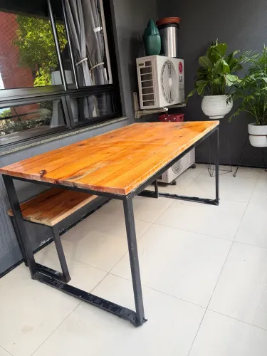 Mesa de pinus com metalon envernizada