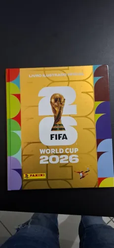 Álbum da copa dourado com 590 figurinhas