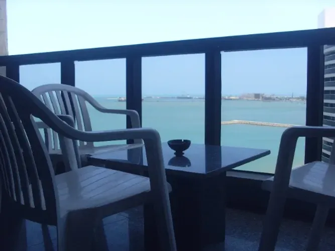 Flats em Fortaleza com varanda e vista ao mar.