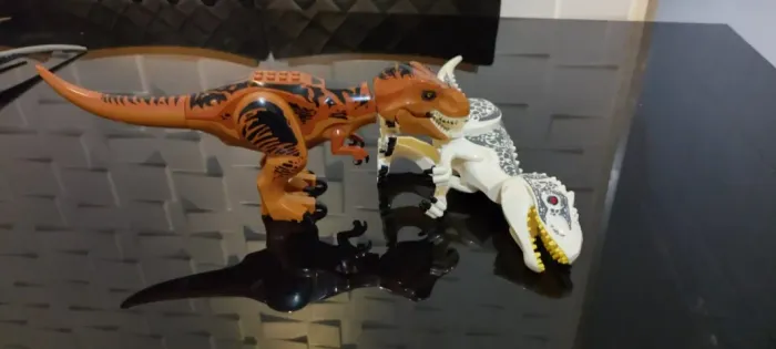 dinossauro jurassic world indominus branco