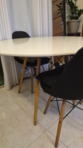 Vendo Mesa Redonda com 4 cadeiras, em boas condições. Retirar no local.