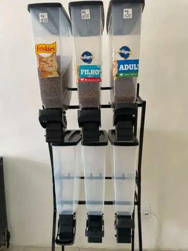 Dispenser de ração.
