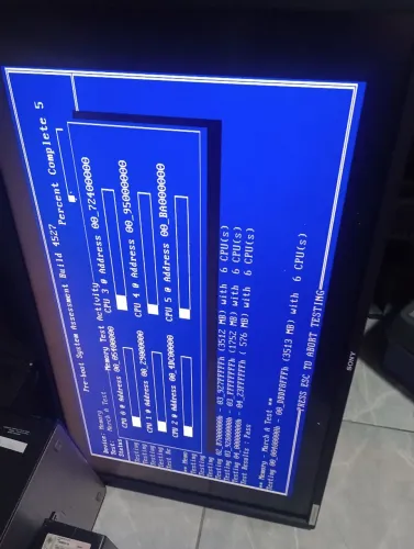 monitor profissional LCD comercial de 42 polegadas da Sony, modelo FWD-S42H1.