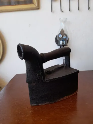 Antigo ferro de passar modelo tromba