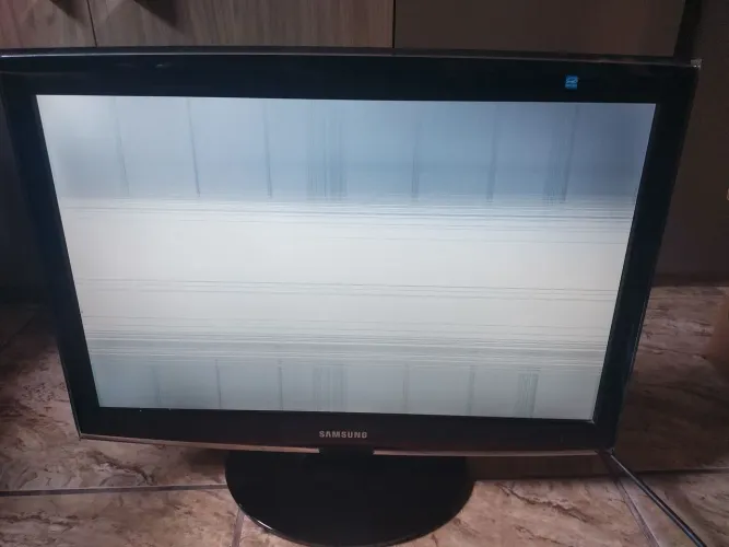 Monitor Samsung 24? T240M - imagem branca (para conserto ou peças)