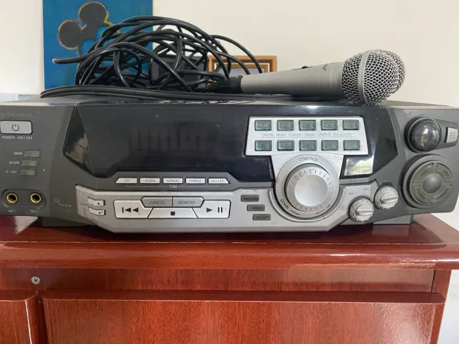 Karaokê Ralf com oito cartuchos e dois microfones com controle