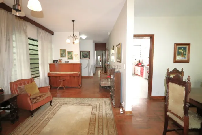 CASA À VENDA COM 4 DORMITÓRIOS E ÁREA EXTERNA COM ÁRVORES FRUTÍFERAS