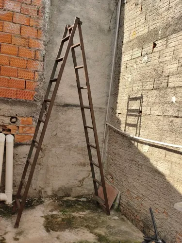 Vendo escada de ferro 9 degraus   2.60   fica aberta e expande até 5 m de altura 