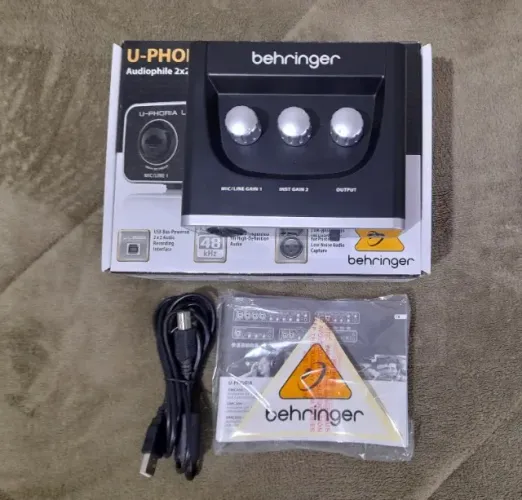 Interface de Áudio USB Behringer U-PHORIA UM2