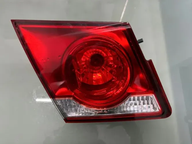 Lanterna traseira tampa lado esquerdo Chevrolet Cruze Sedan 2012 a 2014