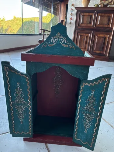 Oratório novo de madeira estilo colonial 