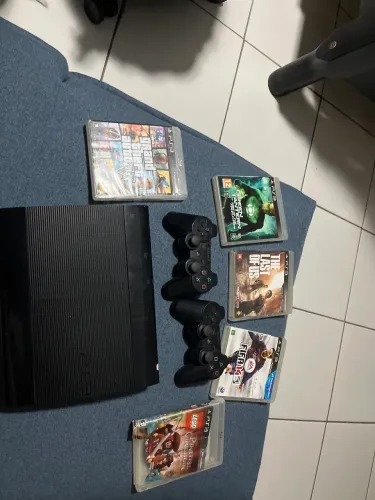 PlayStation 3 com FIFA 14, The last of us 1, piratas do Caribe Lego, Green Lantern e GTA 5