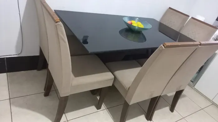 Jogo de mesa com 6 cadeiras 