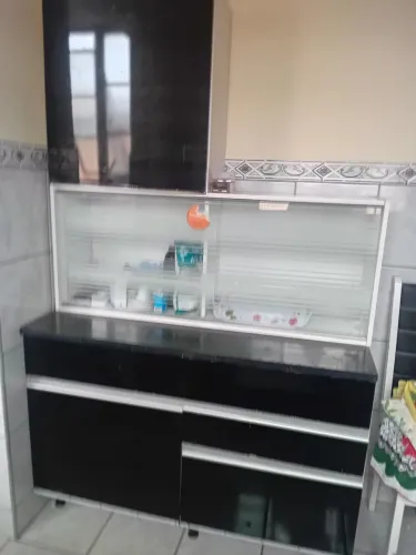ARMARIO DE COZINHA, PRETO COM BRANCO.