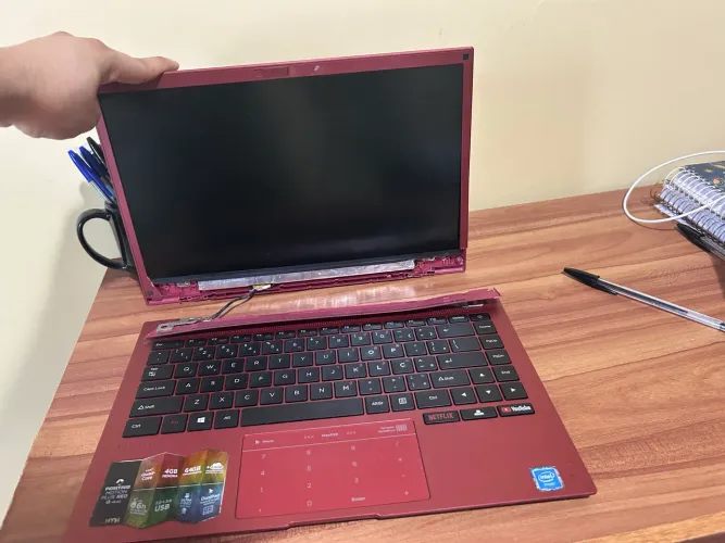 NOTEBOOK COM DEFEITO (QUEBRADO)