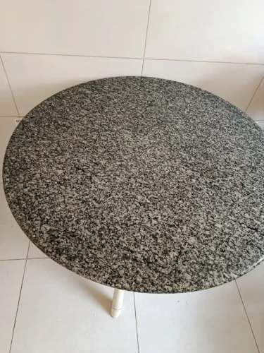 mesa redonda, tampo de granito