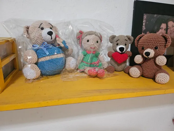 Amigurumes ...bonecos ,ursos ,chaveiros entre outros 
