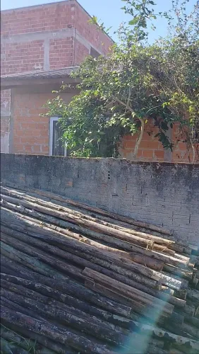 Doação de escoras de madeira