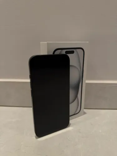 iPhone 15 - Preto / 256 GB