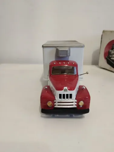 Miniatura caminhão international 1957 baú First Gear americano
