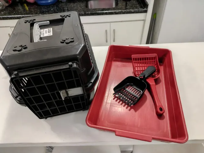Vendo caixa de Pet pequena, caixa de areia para gato pequena com duas pas