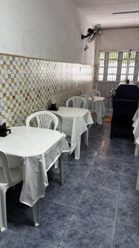 Mesas e cadeiras