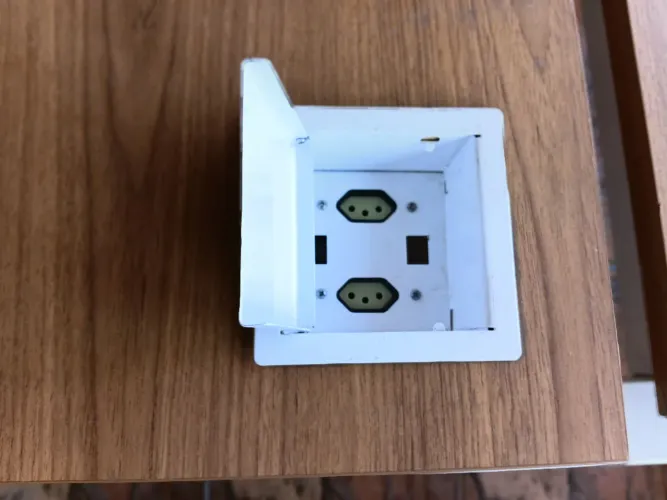 Mesa com tomada embutida